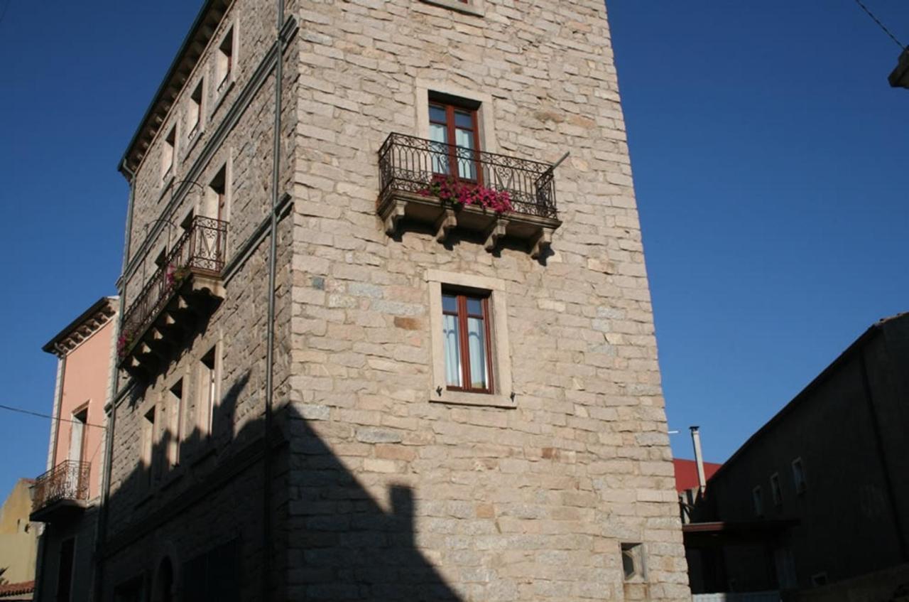 Guest House Le Gemelle Luras Exterior photo