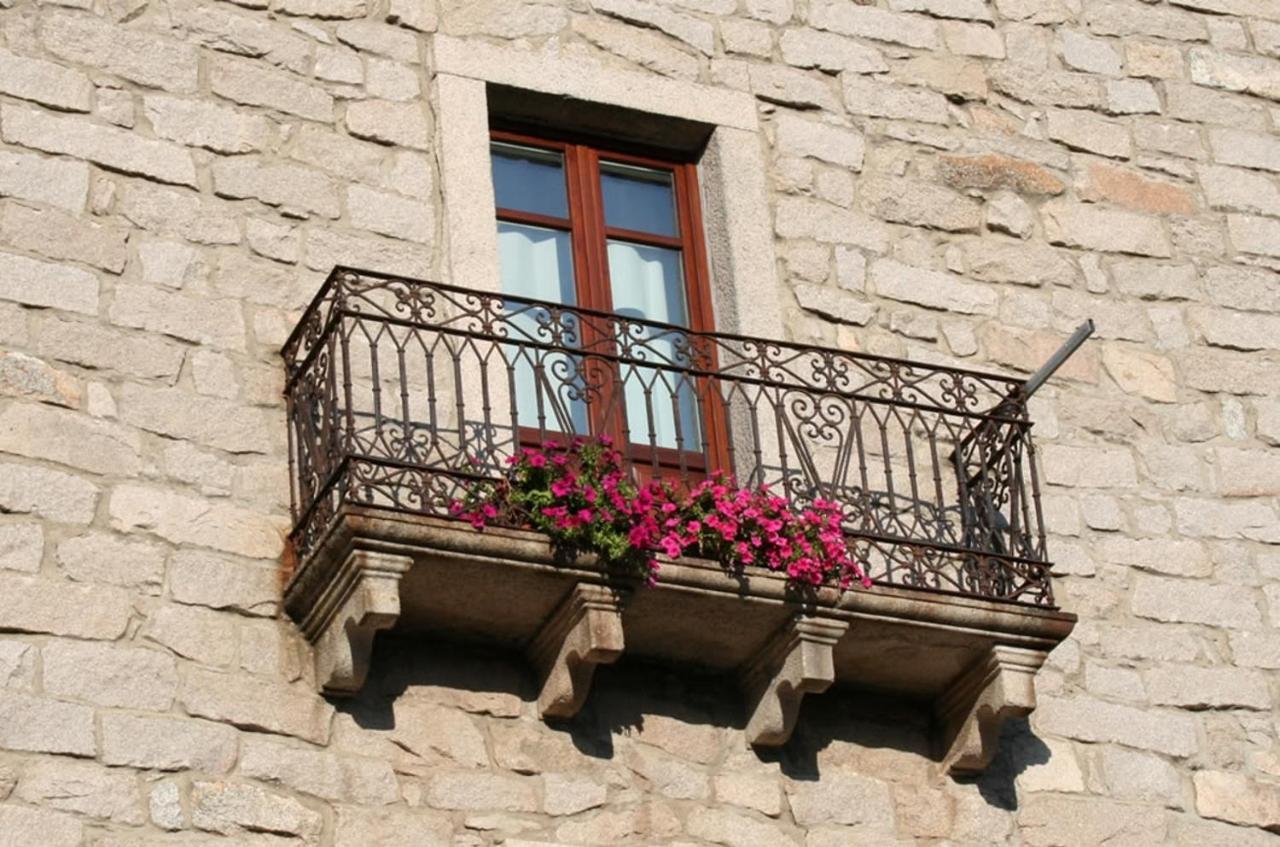 Guest House Le Gemelle Luras Exterior photo