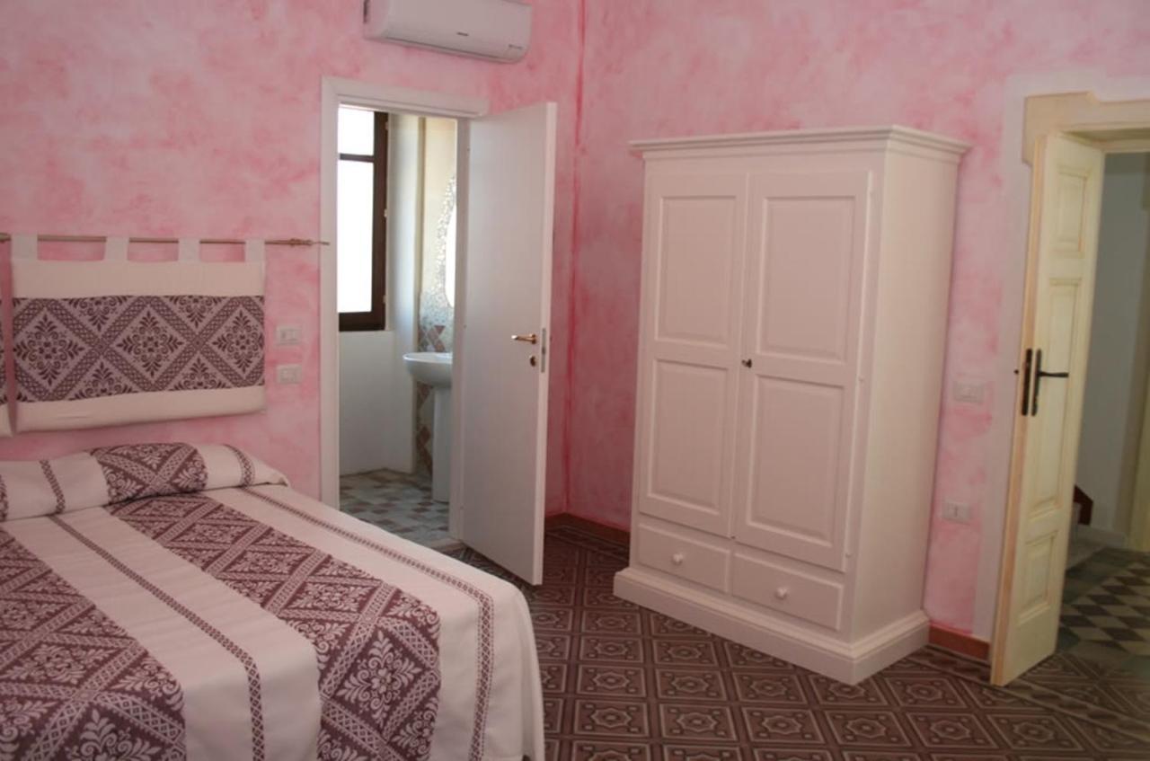 Guest House Le Gemelle Luras Exterior photo