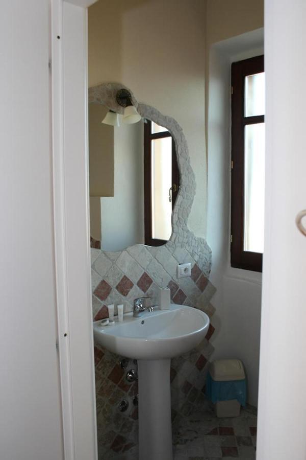Guest House Le Gemelle Luras Exterior photo