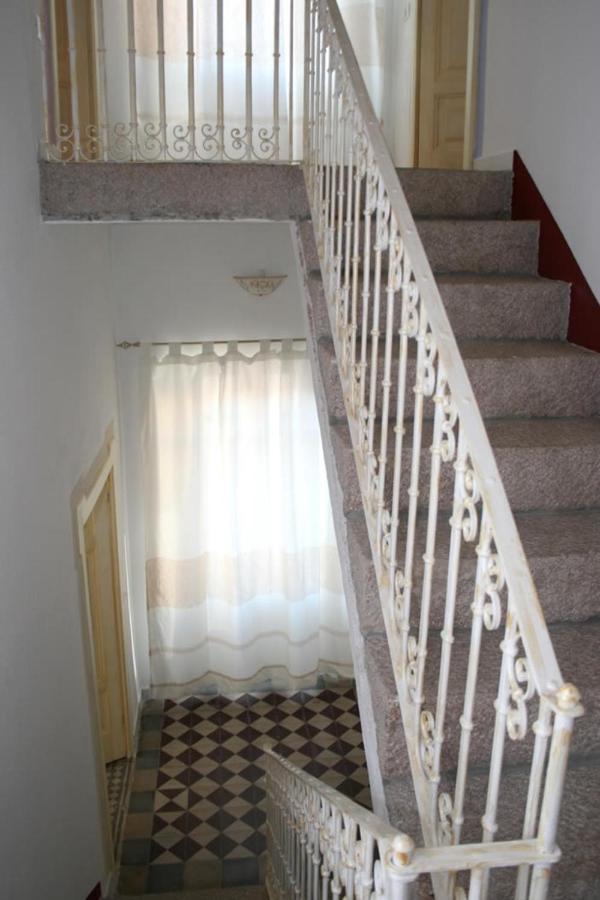 Guest House Le Gemelle Luras Exterior photo