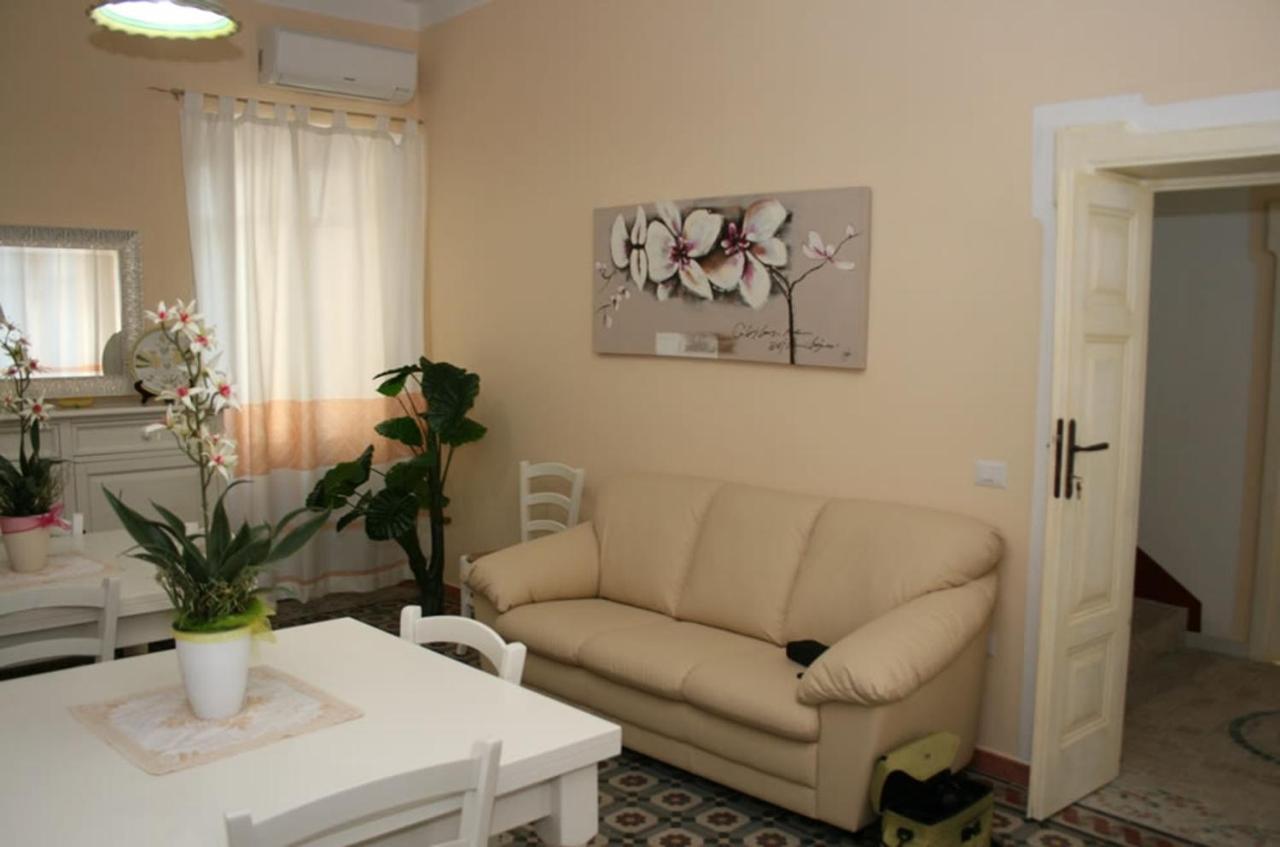 Guest House Le Gemelle Luras Exterior photo
